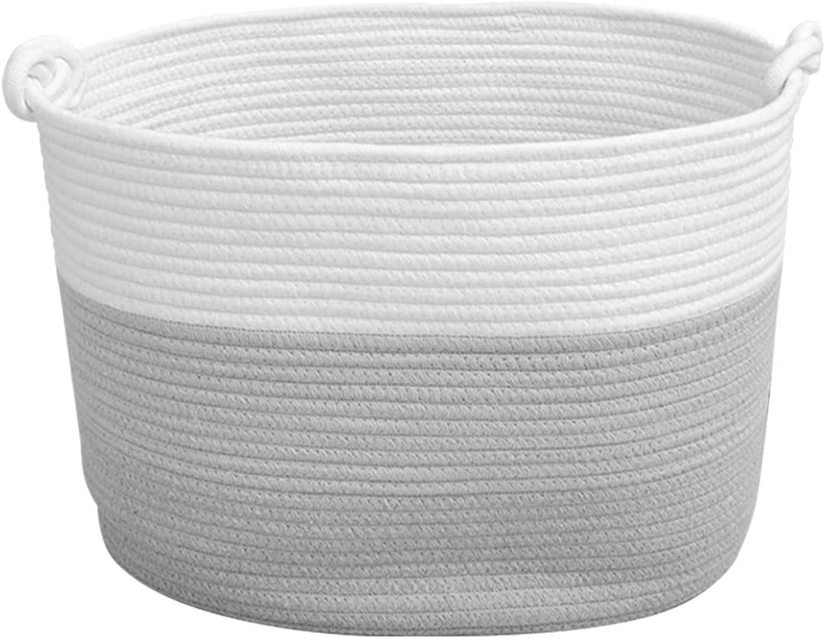 Le panier a linge propose une partie textile en coton avec une poignee de prise en main